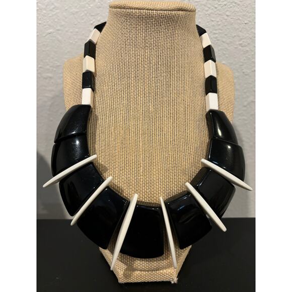 Vintage Plastic Necklace Retro Black White Geometric - Picture 2 of 4